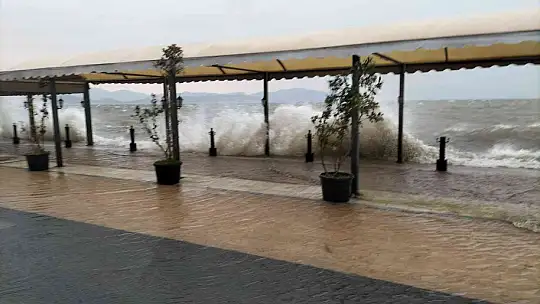 FIRTINANIN OLUŞTURDUĞU DALGALAR KÖYCEĞİZ GÖLÜNÜ TAŞIRDI
