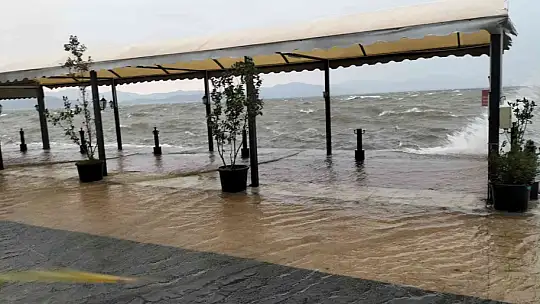 FIRTINANIN OLUŞTURDUĞU DALGALAR KÖYCEĞİZ GÖLÜNÜ TAŞIRDI