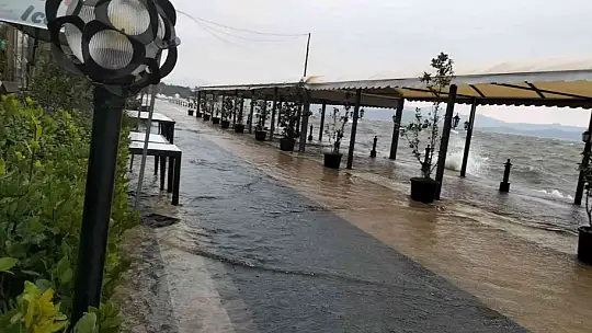 FIRTINANIN OLUŞTURDUĞU DALGALAR KÖYCEĞİZ GÖLÜNÜ TAŞIRDI