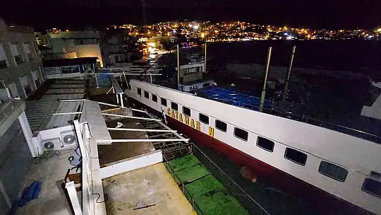 FIRTINAYA DAYANAMAYAN DEV KATAMARAN İŞLETMELERE ÇARPTI