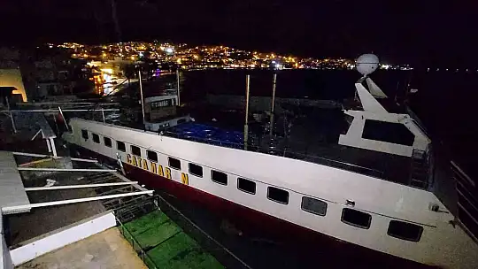 FIRTINAYA DAYANAMAYAN DEV KATAMARAN İŞLETMELERE ÇARPTI