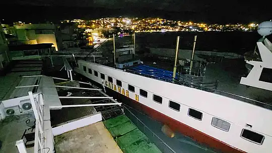 FIRTINAYA DAYANAMAYAN DEV KATAMARAN İŞLETMELERE ÇARPTI