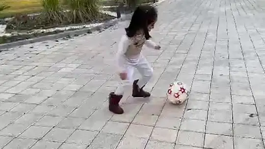 TARAFTAR SÖZÜNÜ TUTTU OYUNCAKLAR DEPREMZEDELERE ULAŞTIRILDI