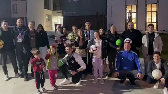 TARAFTAR SÖZÜNÜ TUTTU OYUNCAKLAR DEPREMZEDELERE ULAŞTIRILDI