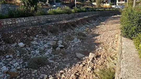 GEÇTİĞİMİZ KIŞ SELİN VURDUĞU İÇMELER MAHALLESİ SAKİNLERİ DERE YATAKLARI TEMİZLENSİN İSTİYOR