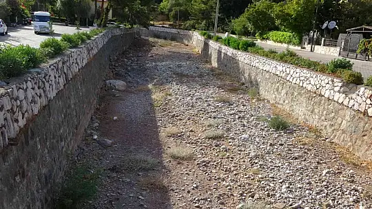 GEÇTİĞİMİZ KIŞ SELİN VURDUĞU İÇMELER MAHALLESİ SAKİNLERİ DERE YATAKLARI TEMİZLENSİN İSTİYOR