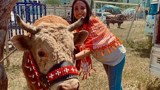 GENÇ KIZIN BOĞA SEVGİSİ ŞAŞIRTIYOR