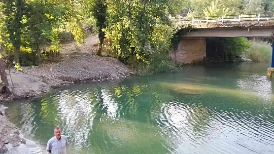 Göktepe sakinleri doğal havuzda serinliyor