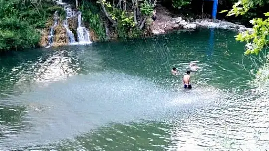 Göktepe sakinleri doğal havuzda serinliyor