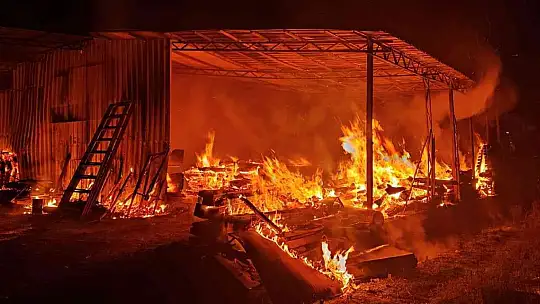 SEYDİKEMER'DE MOBİLYA ATÖLYESİ ALEVLERE TESLİM OLDU