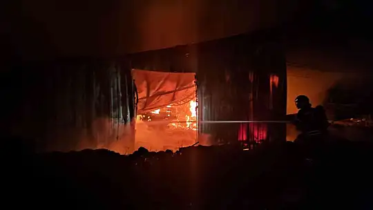 SEYDİKEMER'DE MOBİLYA ATÖLYESİ ALEVLERE TESLİM OLDU