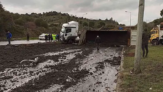 GÜBRE YÜKLÜ KAMYON DEVRİLDİ, KARAYOLUNDA 10 KİLOMETRE ARAÇ KUYRUĞU OLUŞTU