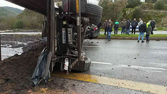 GÜBRE YÜKLÜ KAMYON DEVRİLDİ, KARAYOLUNDA 10 KİLOMETRE ARAÇ KUYRUĞU OLUŞTU