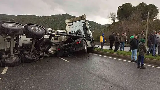 GÜBRE YÜKLÜ KAMYON DEVRİLDİ, KARAYOLUNDA 10 KİLOMETRE ARAÇ KUYRUĞU OLUŞTU