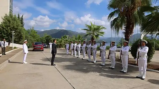 Vali Akbıyık TCG Anadolu Gemisini ziyaret etti