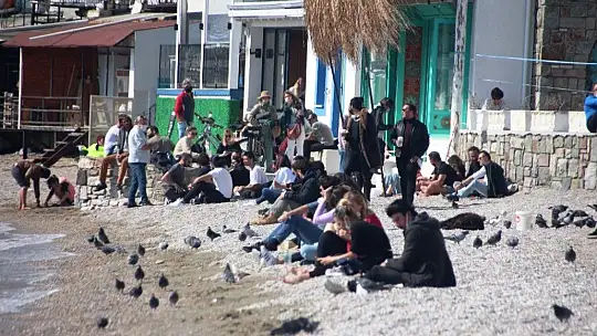 Güzel havayı gören vatandaşlar sahile koştu, maske ve mesafe unutuldu