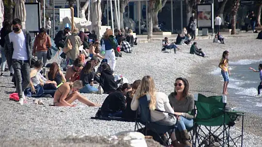 Güzel havayı gören vatandaşlar sahile koştu, maske ve mesafe unutuldu