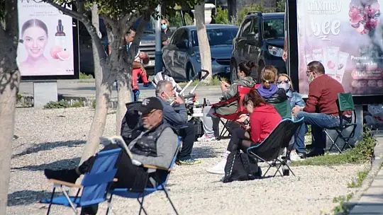Güzel havayı gören vatandaşlar sahile koştu, maske ve mesafe unutuldu