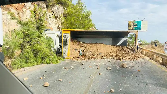 HAFRİYAT KAMYONU DEVRİLDİ, KİLOMETRELERCE ARAÇ KUYRUĞU OLUŞTU