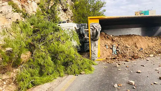 HAFRİYAT KAMYONU DEVRİLDİ, KİLOMETRELERCE ARAÇ KUYRUĞU OLUŞTU