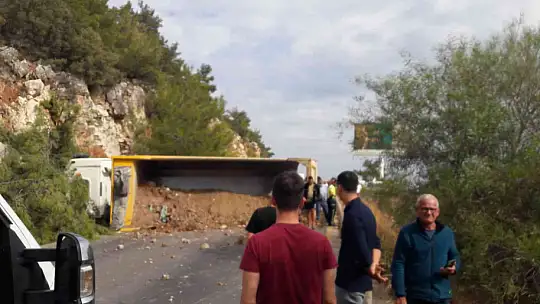 HAFRİYAT KAMYONU DEVRİLDİ, KİLOMETRELERCE ARAÇ KUYRUĞU OLUŞTU