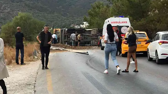 HAFRİYAT KAMYONU DEVRİLDİ, KİLOMETRELERCE ARAÇ KUYRUĞU OLUŞTU