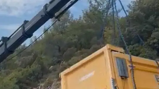 HAFRİYAT KAMYONU DEVRİLDİ, KİLOMETRELERCE ARAÇ KUYRUĞU OLUŞTU