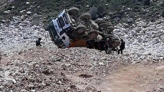 Hafriyat kamyonu uçuruma yuvarlandı