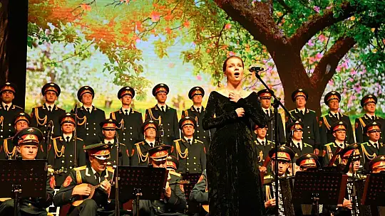 Haluk Levent ve Kızılordu Korosu, Fethiye'de Cumhuriyet marşlarını seslendirdi