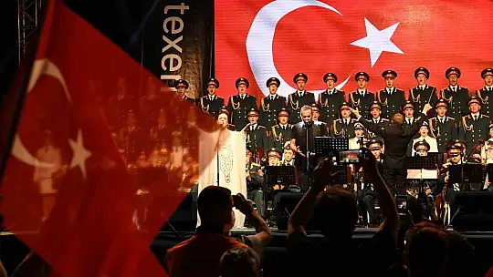 Haluk Levent ve Kızılordu Korosu, Fethiye'de Cumhuriyet marşlarını seslendirdi