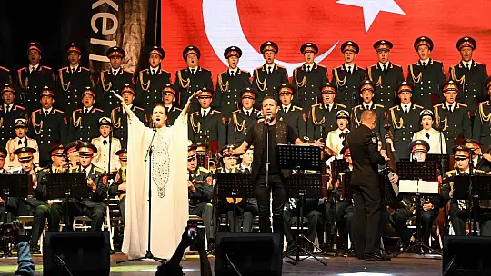 Haluk Levent ve Kızılordu Korosu, Fethiye'de Cumhuriyet marşlarını seslendirdi