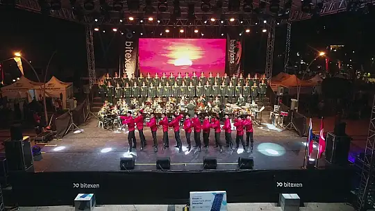 Haluk Levent ve Kızılordu Korosu, Fethiye'de Cumhuriyet marşlarını seslendirdi