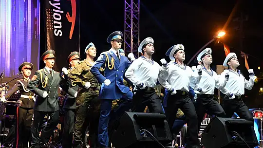 Haluk Levent ve Kızılordu Korosu, Fethiye'de Cumhuriyet marşlarını seslendirdi