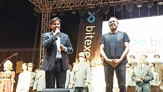 Haluk Levent ve Kızılordu Korosu, Fethiye'de Cumhuriyet marşlarını seslendirdi