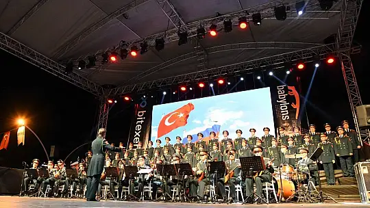 Haluk Levent ve Kızılordu Korosu, Fethiye'de Cumhuriyet marşlarını seslendirdi