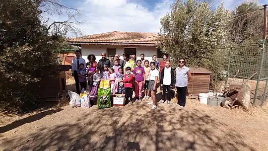 Harçlıklarını biriktirerek aldıkları mamaları barınağa teslim ettiler