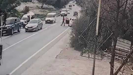 Hasta adamı gidip gelip dövdü