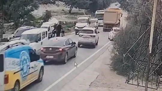 Hasta adamı gidip gelip dövdü