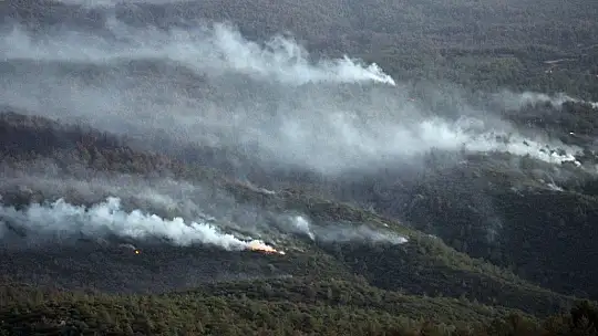 Hava araçlarının yüzlerce sortisine karşılık rüzgarın yön değiştirmesi alevleri artırdı
