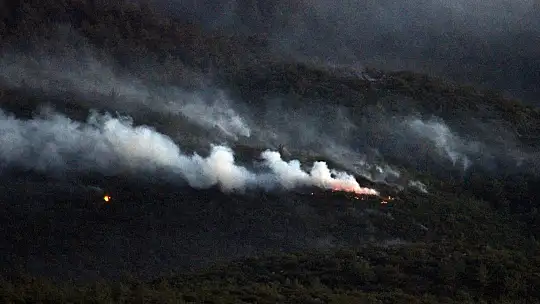 Hava araçlarının yüzlerce sortisine karşılık rüzgarın yön değiştirmesi alevleri artırdı