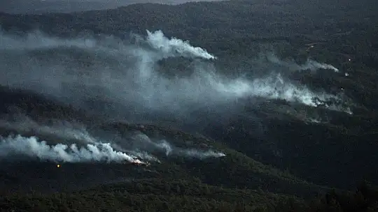 Hava araçlarının yüzlerce sortisine karşılık rüzgarın yön değiştirmesi alevleri artırdı