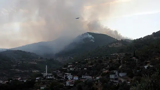 Hava araçlarının yüzlerce sortisine karşılık rüzgarın yön değiştirmesi alevleri artırdı