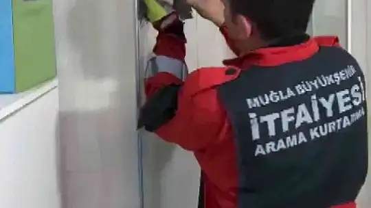 Havalandırma boşluğuna düşen kediyi itfaiye kurtardı