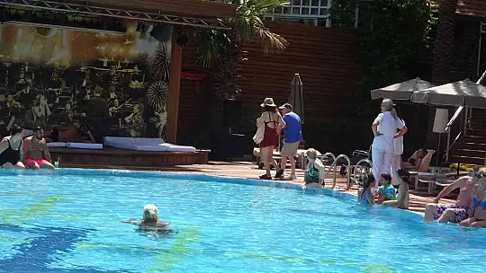 Havalar ısındı, tatilciler denizde serinledi