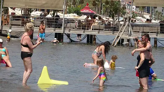 Havalar ısındı, tatilciler denizde serinledi