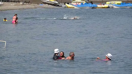 Havalar ısındı, tatilciler denizde serinledi