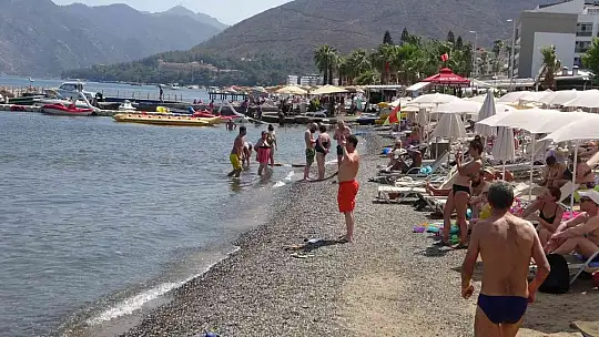 Havalar ısındı, tatilciler denizde serinledi