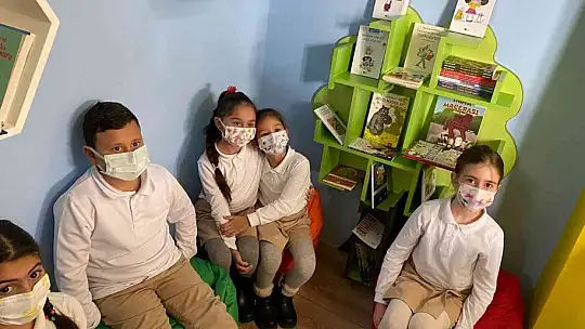 Hayırsever vatandaştan Atatürk İlkokulu'na kütüphane desteği