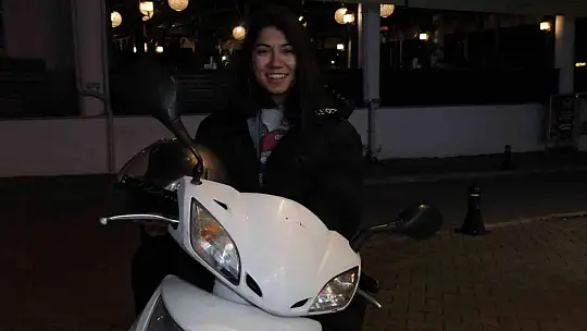 Hem okuyor, hem de kuryelik yapıp ailesine destek oluyor