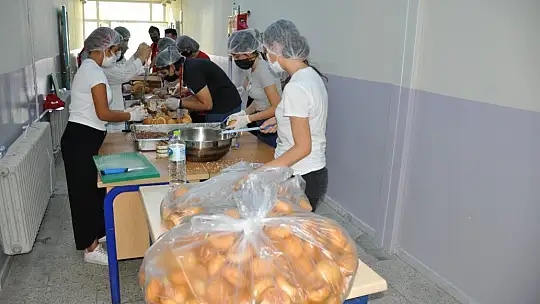 Her gün yaklaşık 4 bin kişilik yemek üretiyorlar